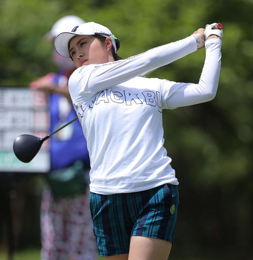 4番、ティーショットを放つ大里（撮影・河田真司）