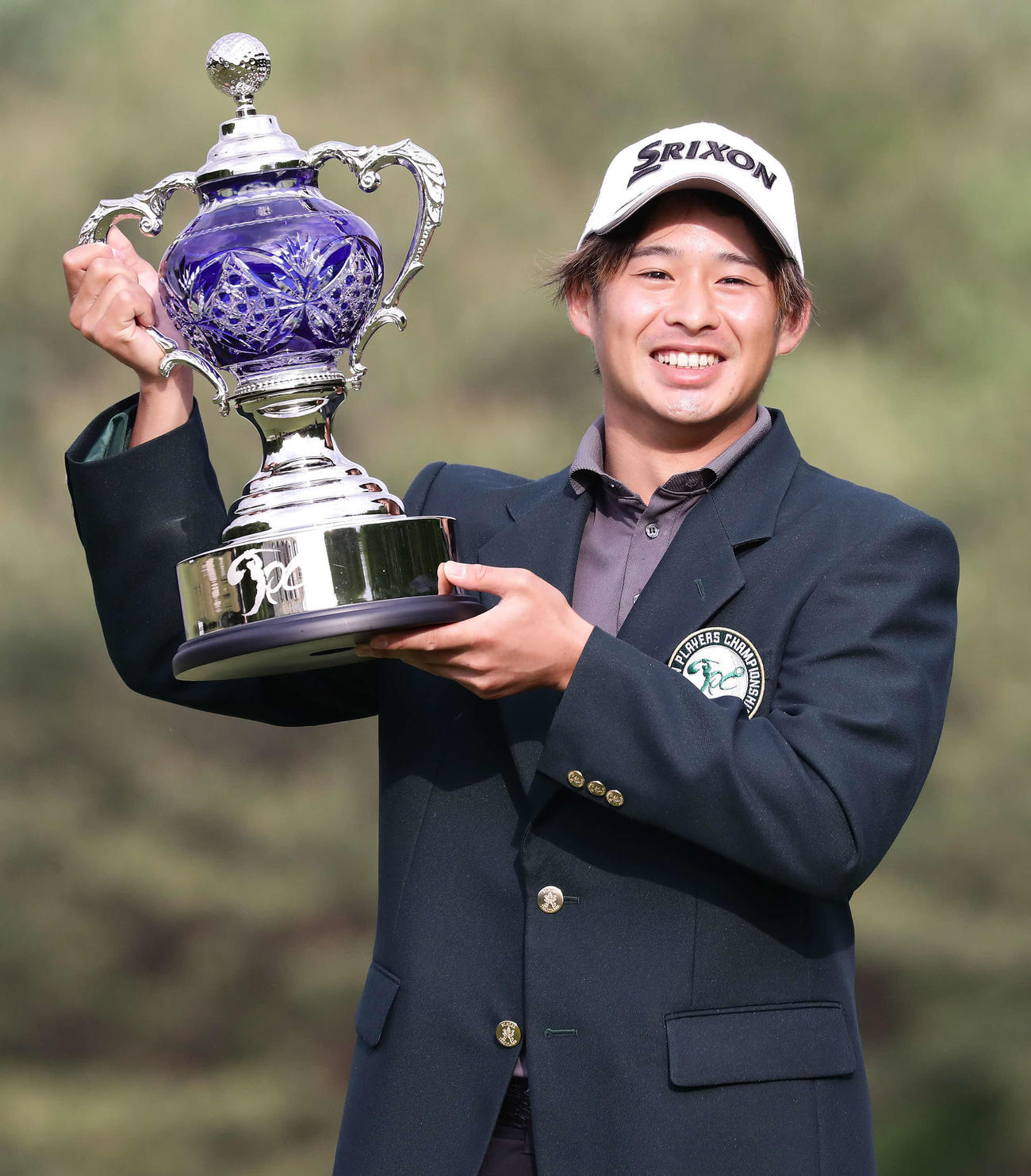 初優勝をかざり優勝トロフィーを掲げる片岡（撮影・丹羽敏通）