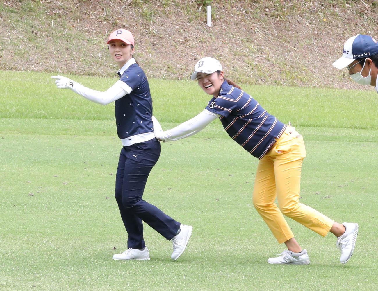 菊地絵理香の背中を押す稲見萌寧（撮影・屋方直哉）