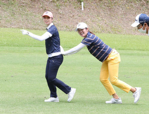 菊地絵理香の背中を押す稲見萌寧（撮影・屋方直哉）