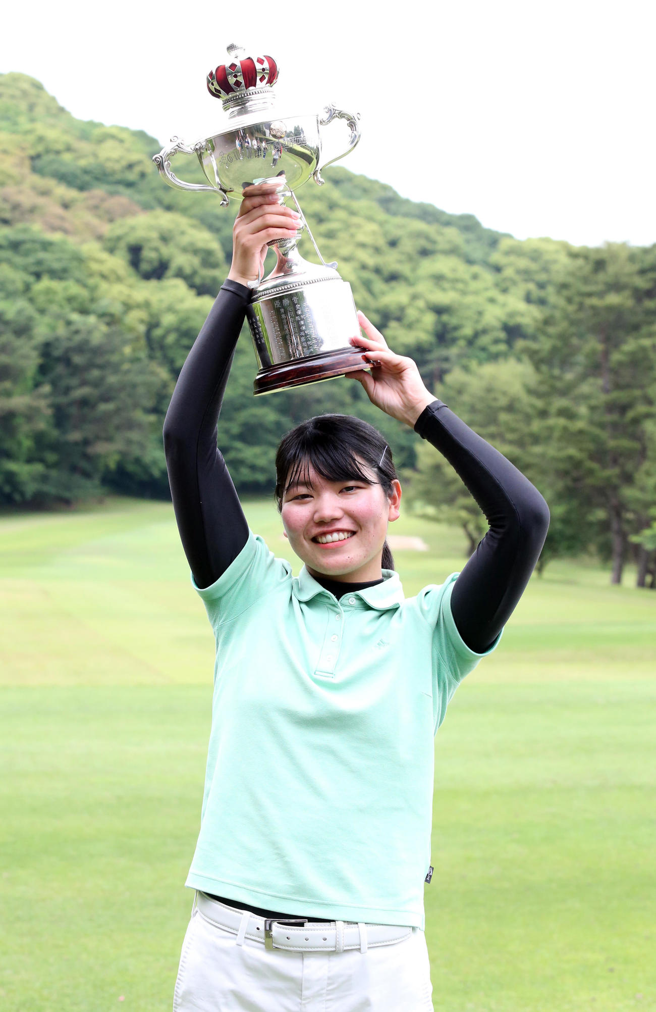 九州女子アマゴルフ最終日　初優勝でカップを手に喜ぶ桜井心那（撮影・菊川光一）