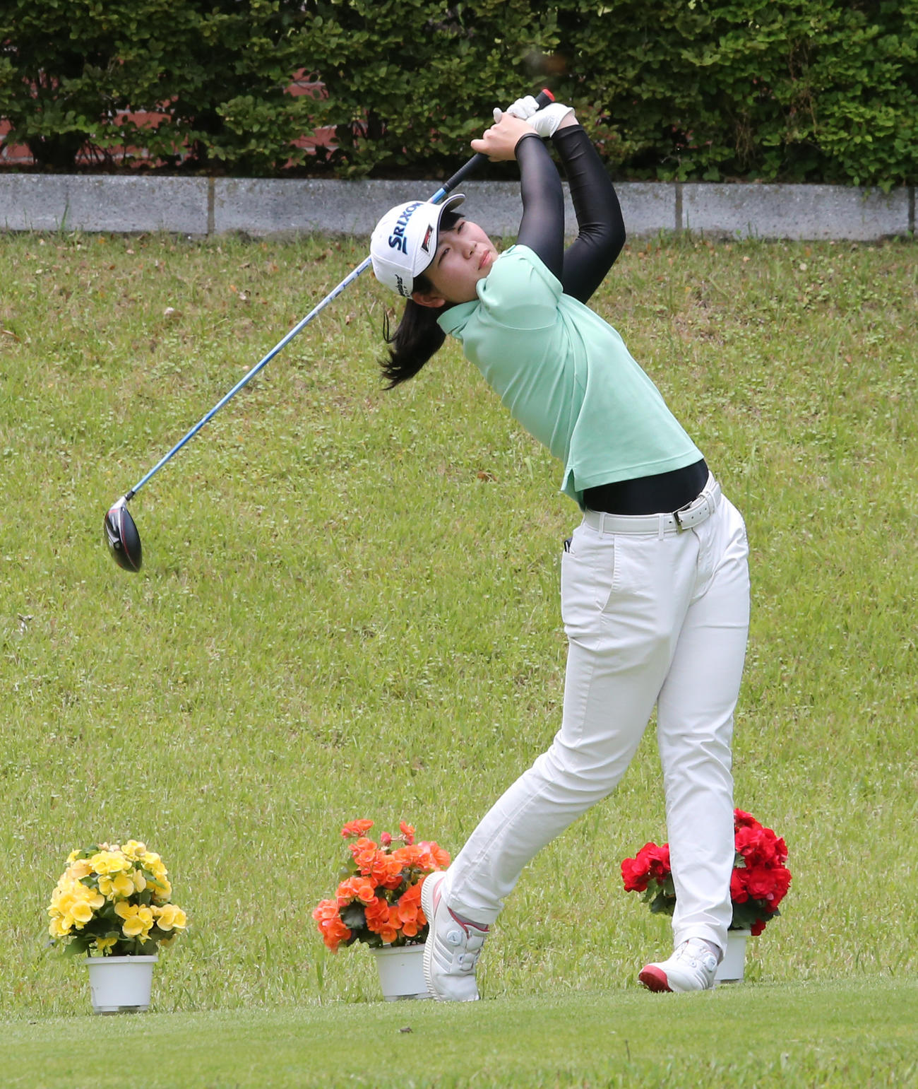 九州女子アマゴルフ最終日　1番でティーショットする桜井心那（撮影・菊川光一）