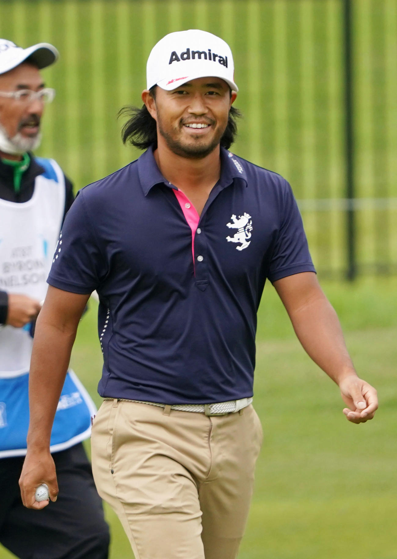 第1ラウンド、8番で笑顔を見せる小平智（共同）