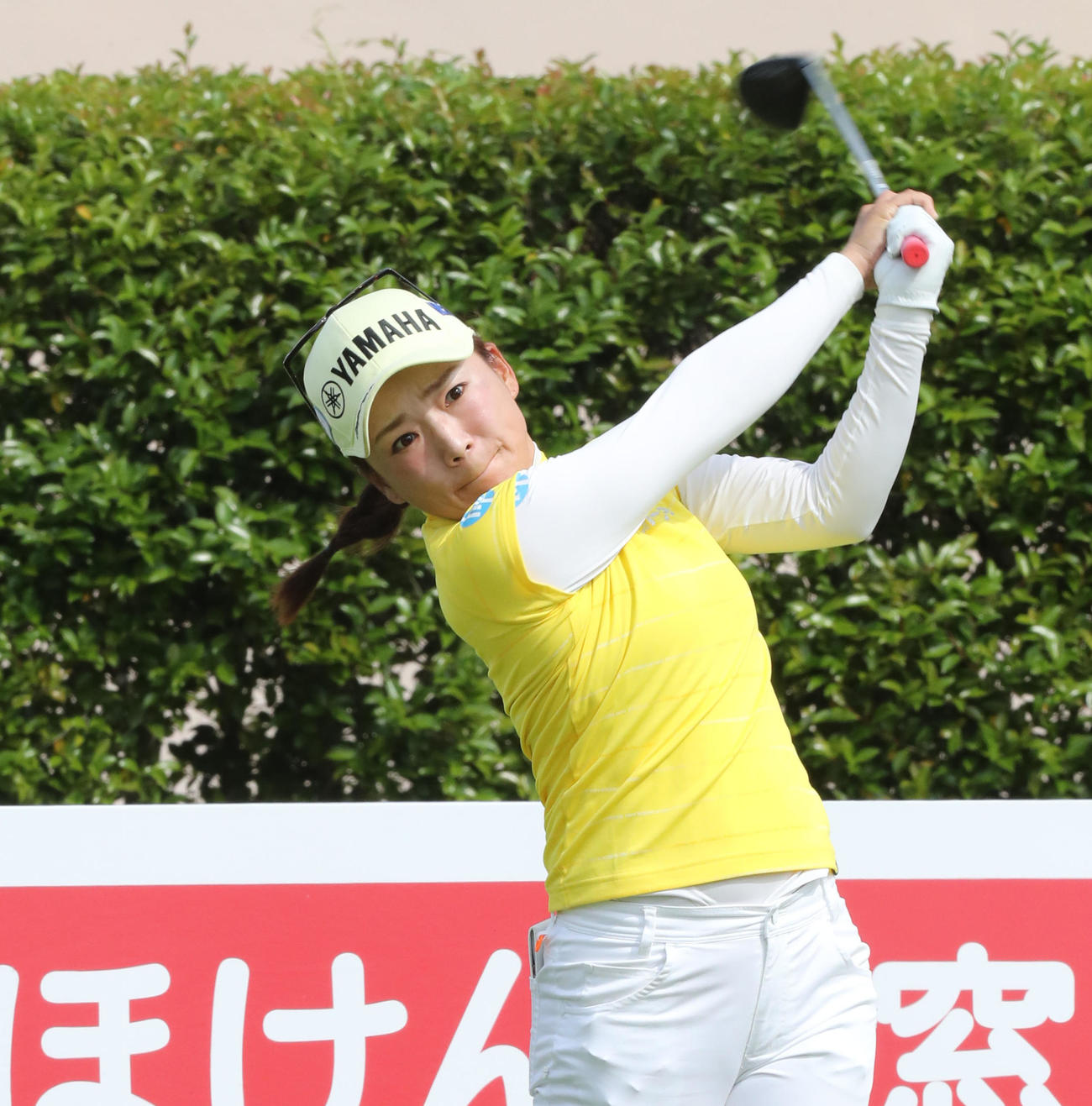 1番、ティーショットを放つ有村（撮影・屋方直哉）