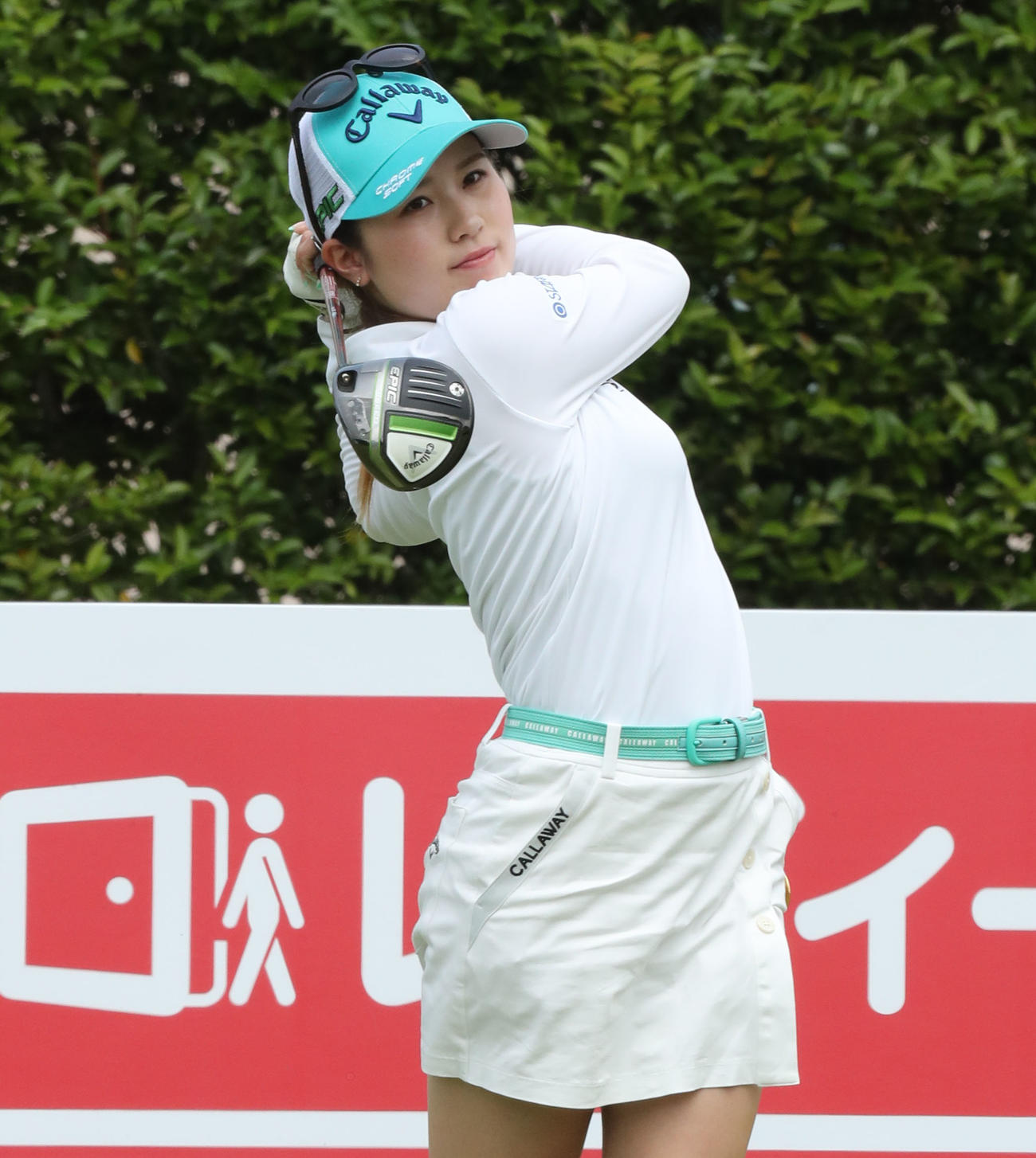1番、ティーショットを放つ西村（撮影・屋方直哉）