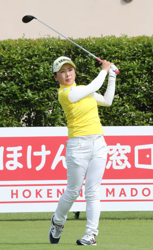 1番、ティーショットを放つ有村（撮影・屋方直哉）