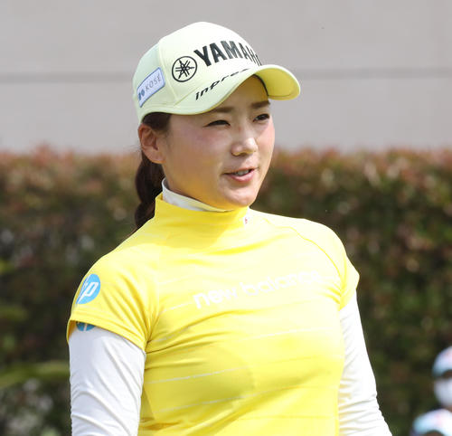 1番、笑顔で第2打に向かう有村（撮影・屋方直哉）