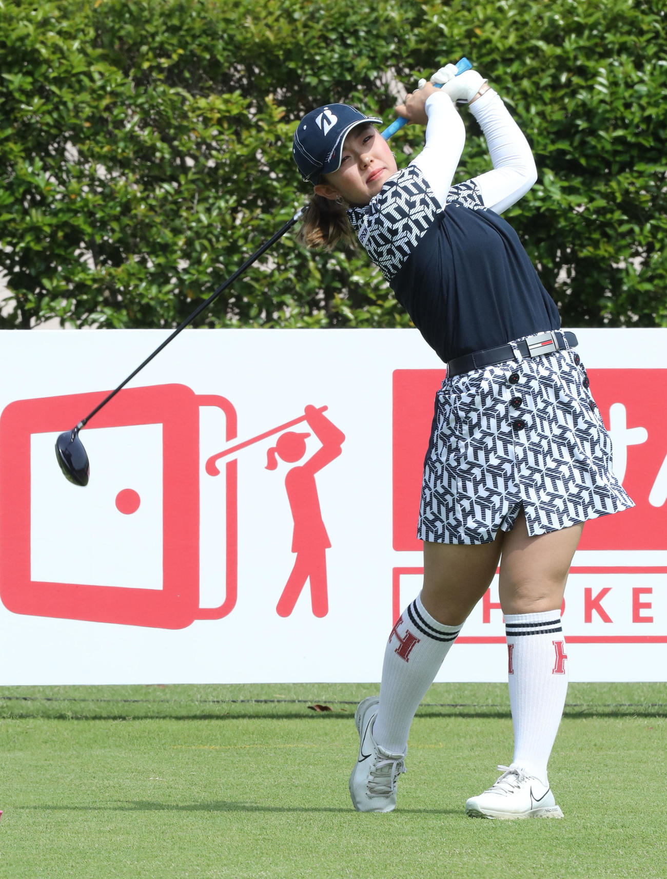 ほけんの窓口レディース　1日目　1番、ティーショットを放つ吉田優利（撮影・屋方直哉）