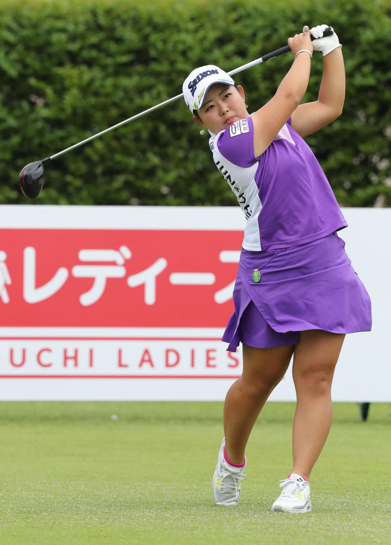1番、ティーショットを放つ浅井（撮影・屋方直哉）