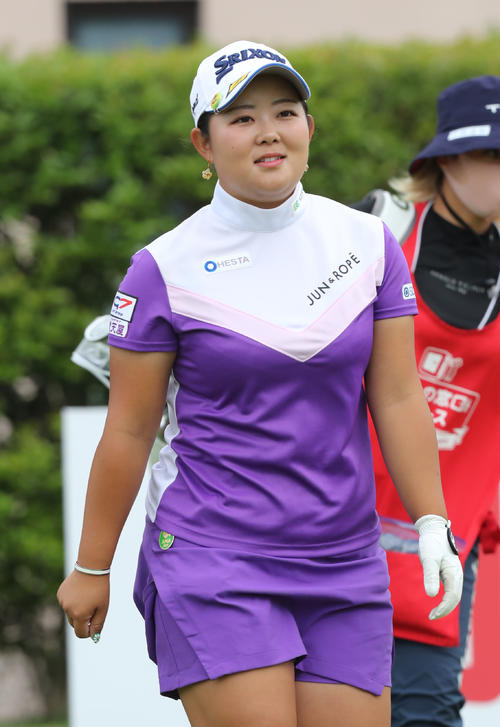 1番、2打目に向かう浅井（撮影・屋方直哉）