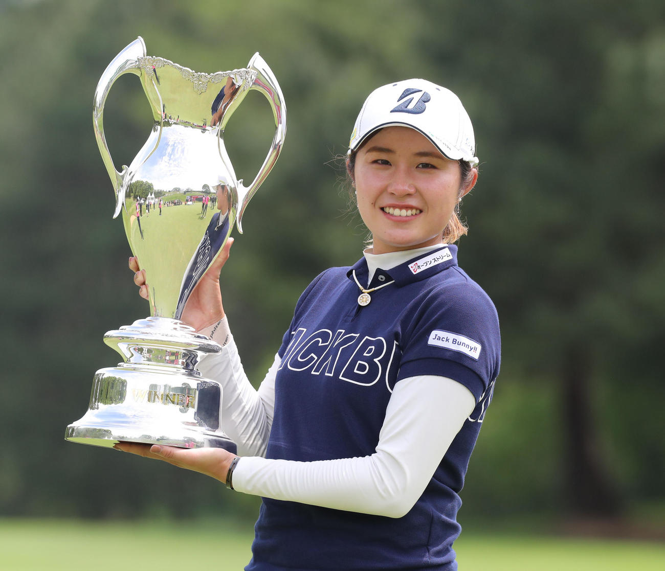 ほけんの窓口レディース　最終日　優勝杯を掲げる大里桃子（撮影・屋方直哉）