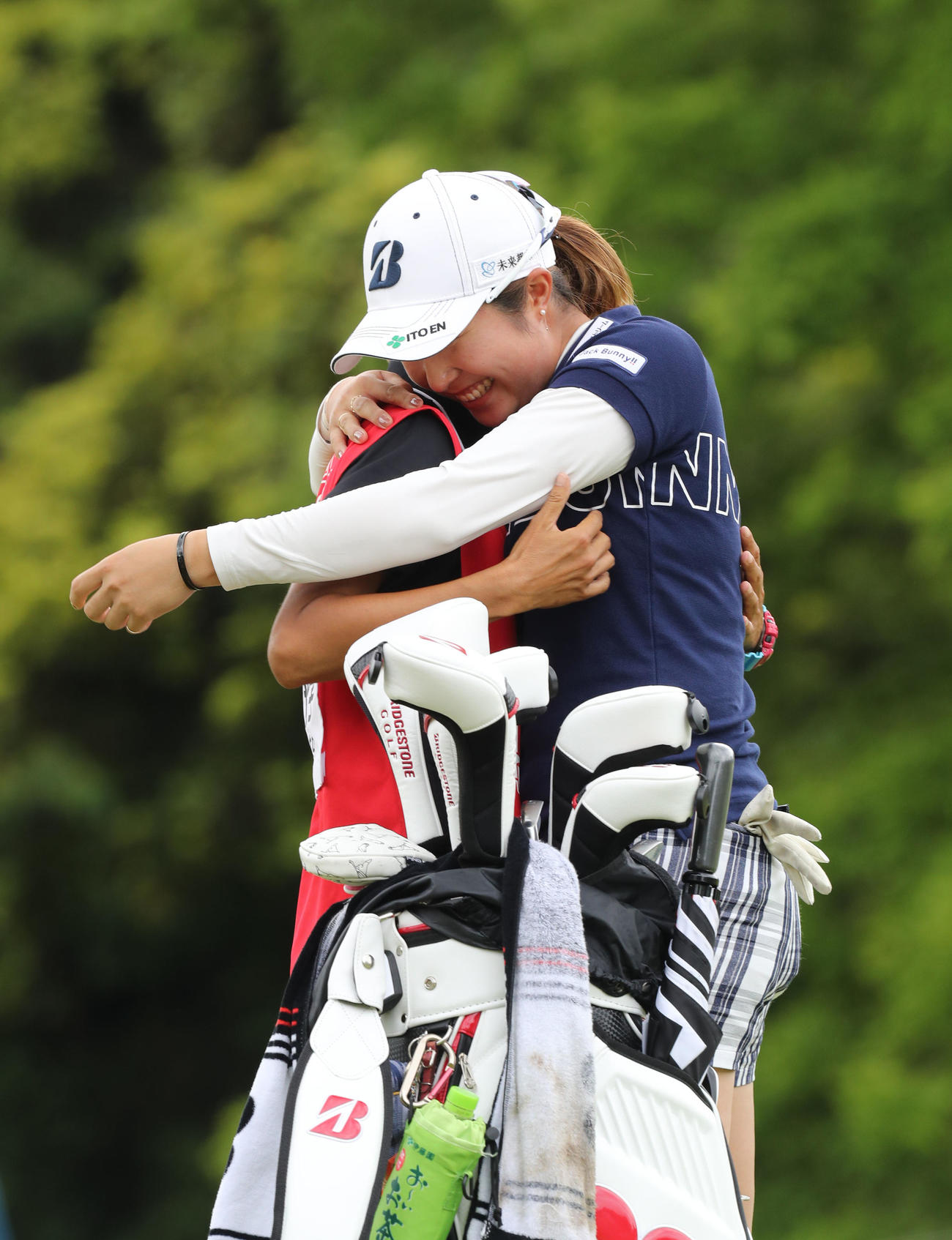 ほけんの窓口レディース　最終日　優勝が決まった瞬間キャディーと抱き合う大里桃子（撮影・屋方直哉）