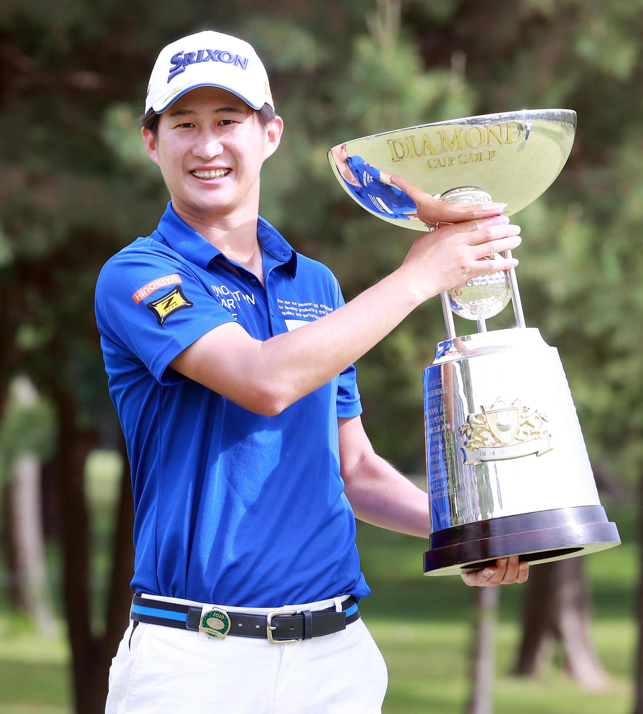 独走で優勝を決めた星野は、優勝カップを手に笑顔を見せる（撮影・浅見桂子）