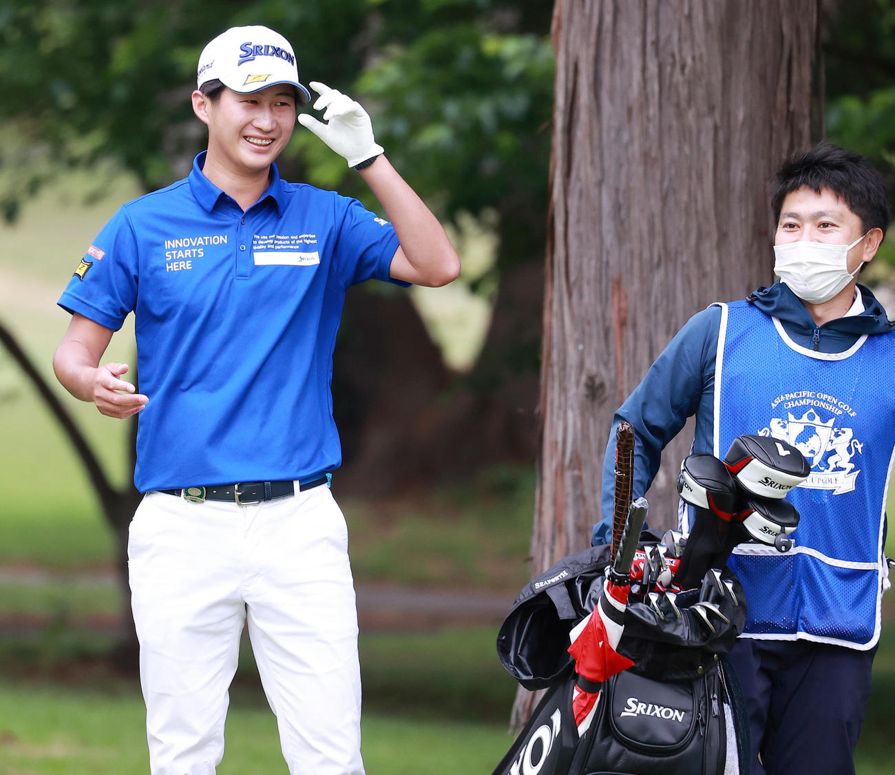 7番、ティーショット前、キャディーと談笑する星野（撮影・浅見桂子）
