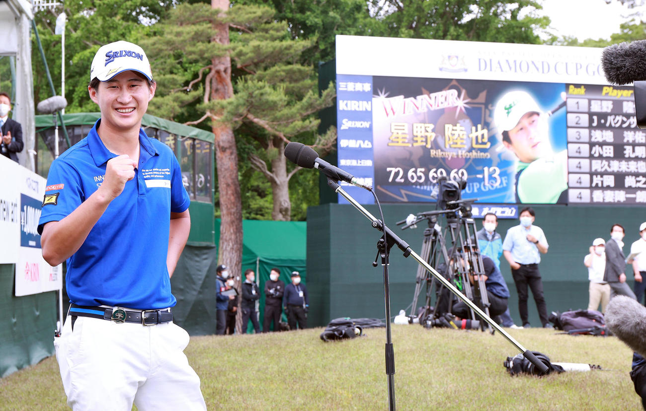 独走で優勝を決めた星野は、掲示板に自らの姿が映る中、笑顔でインタビューに答える（撮影・浅見桂子）