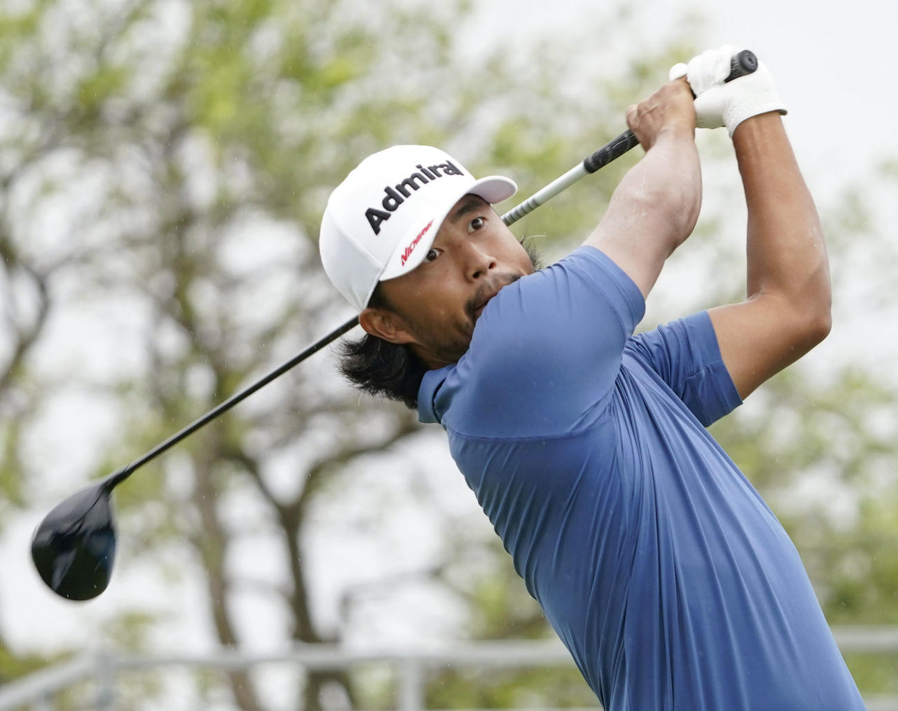 最終ラウンド、10番でティーショットを放つ小平智。通算17アンダーで13位（共同）