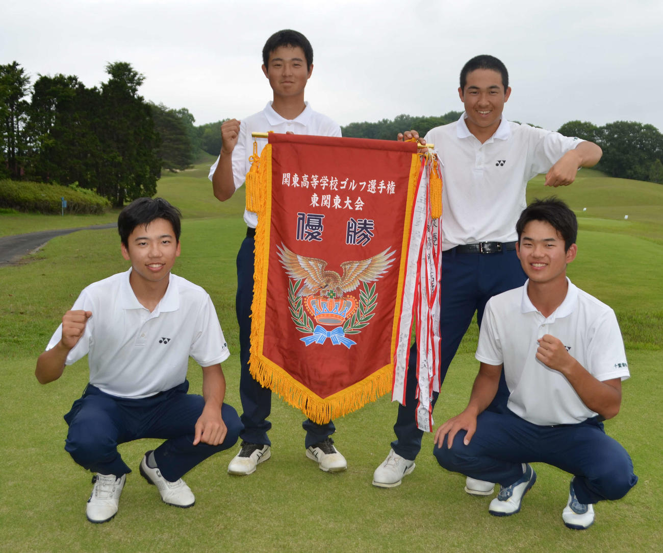 東関東団体男子優勝の千葉黎明。前列左から鶴瀬覇也、大岩慶尚。後列左から澤田竜成、坂田一真（撮影・吉池彰）
