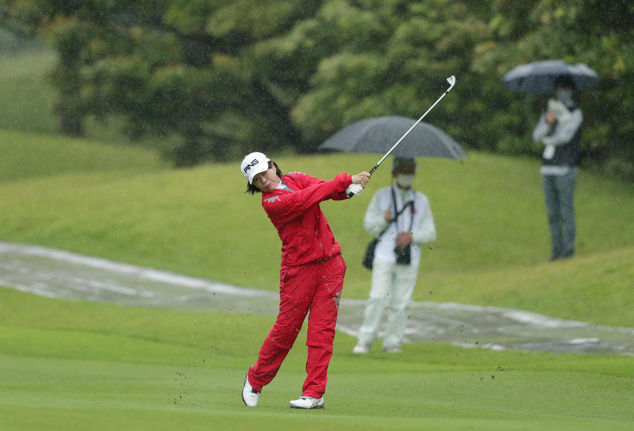 1番、雨脚が強まる中、第2打を放つ大山志保（撮影・前田充）