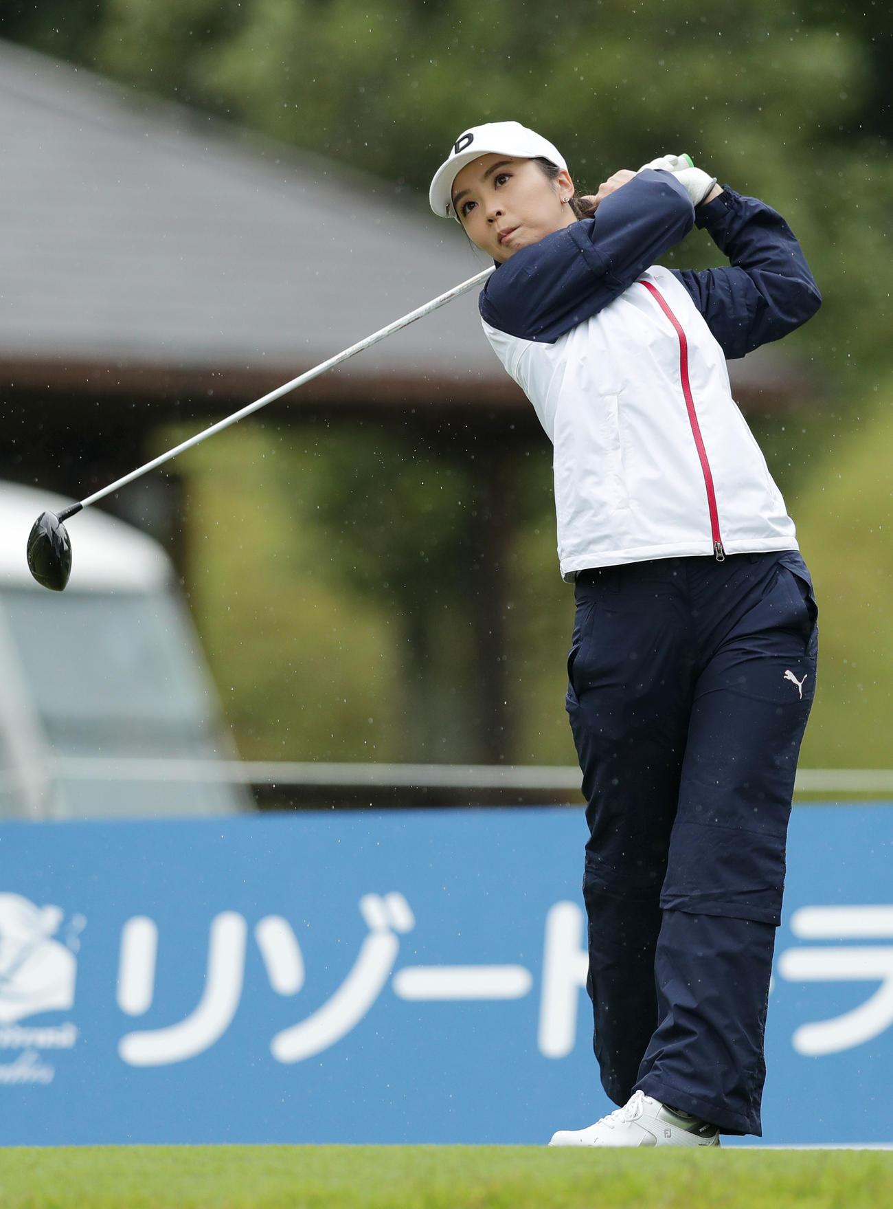 1番、ティーショットを放つ菊地絵理香（撮影・前田充）