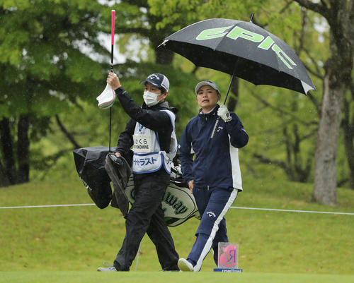 1番、スタートする横峯さくら。左は夫でキャディーを務める森川氏（撮影・前田充）
