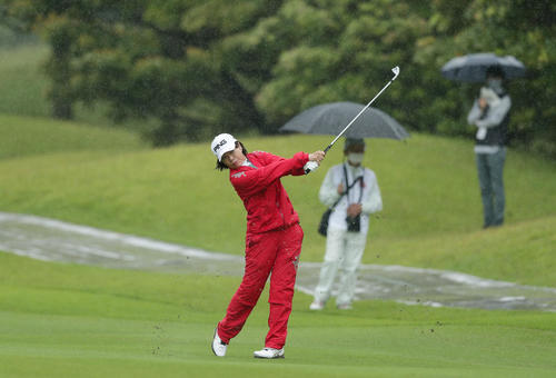 1番、雨脚が強まる中、第2打を放つ大山志保（撮影・前田充）