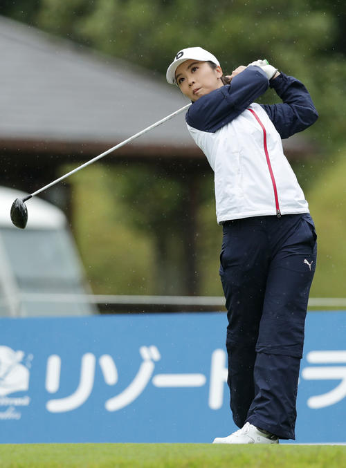 1番、ティーショットを放つ菊地絵理香（撮影・前田充）