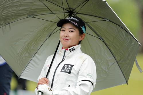 1番、笑顔で第2打へ向かう永井花奈（撮影・前田充）