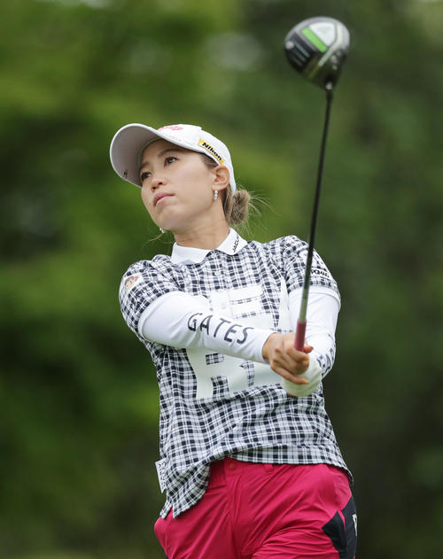 1番、ティーショットを放ち打球を見つめる上田桃子（撮影・前田充）