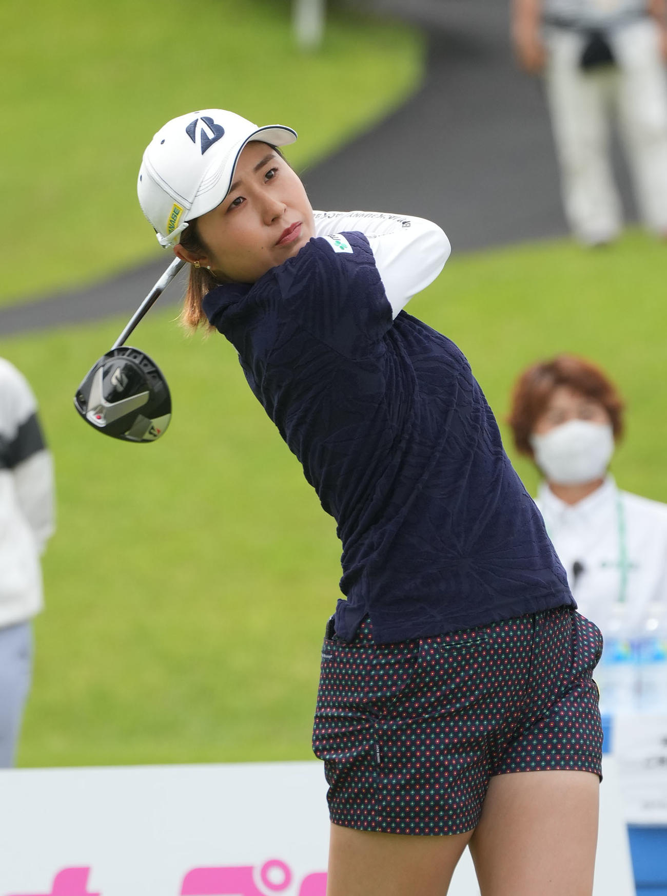 1番、ティーショットを放つ大里（撮影・森本幸一）
