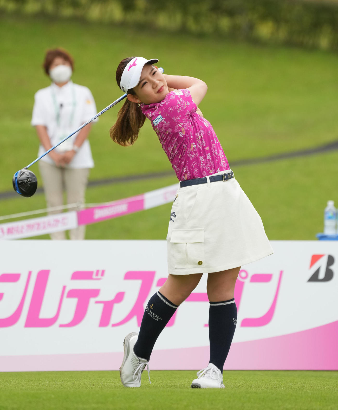 1番、ティーショットを放つ吉本ひかる（撮影・森本幸一）