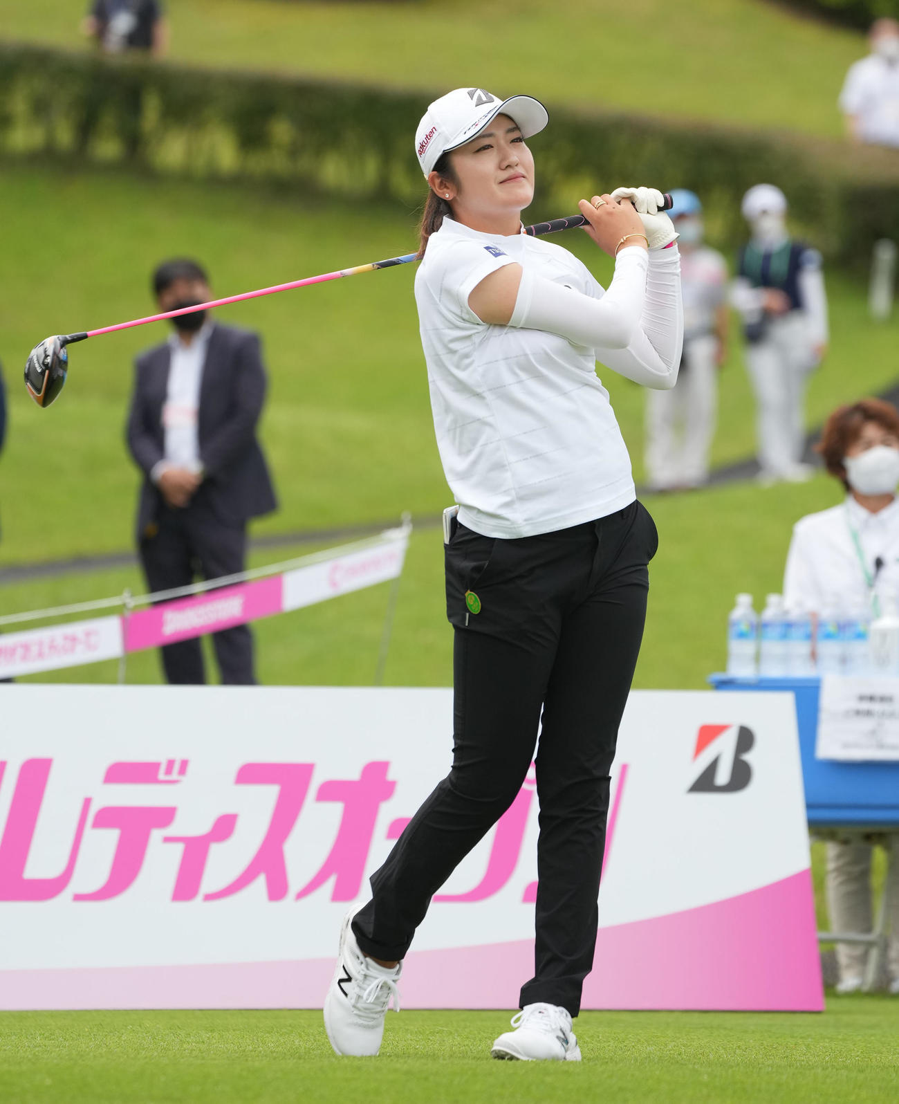 1番、ティーショットを放つ稲見（撮影・森本幸一）