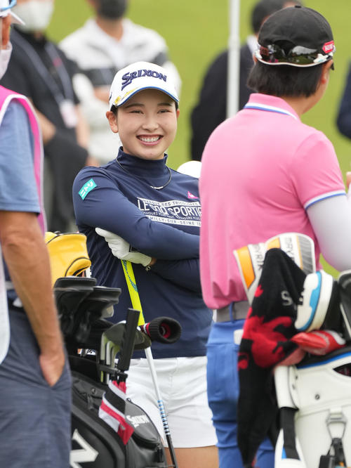 1番、談笑する小祝（撮影・森本幸一）