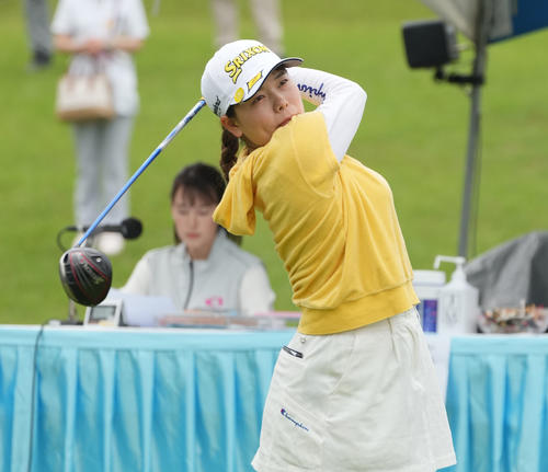 1番、ティーショットを放つ勝（撮影・森本幸一）
