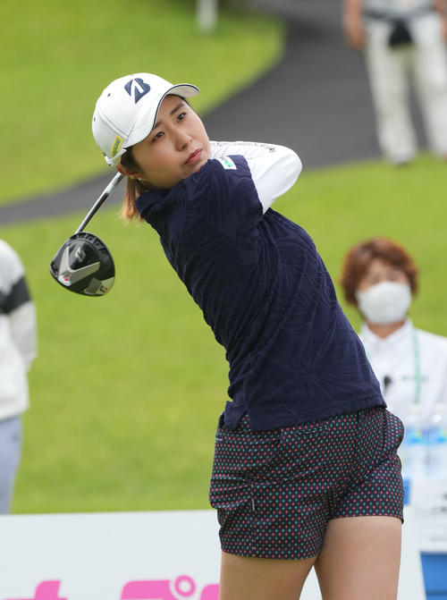1番、ティーショットを放つ大里（撮影・森本幸一）