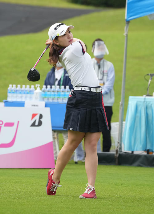1番、ティーショットを放つ永井（撮影・森本幸一）
