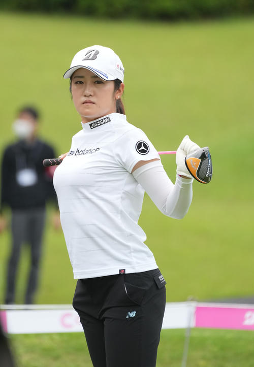 1番、ストレッチをする稲見（撮影・森本幸一）