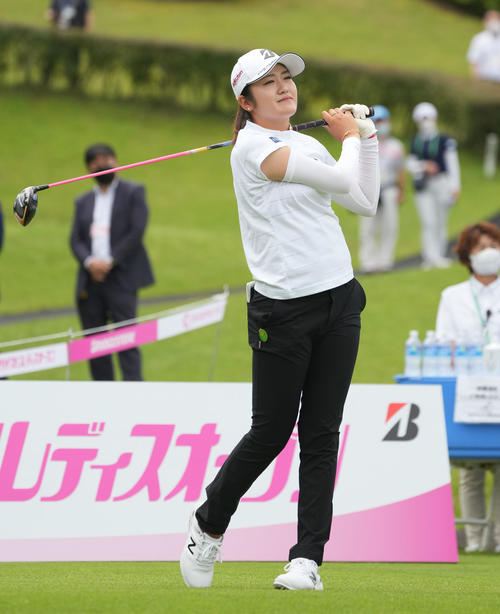 1番、ティーショットを放つ稲見（撮影・森本幸一）
