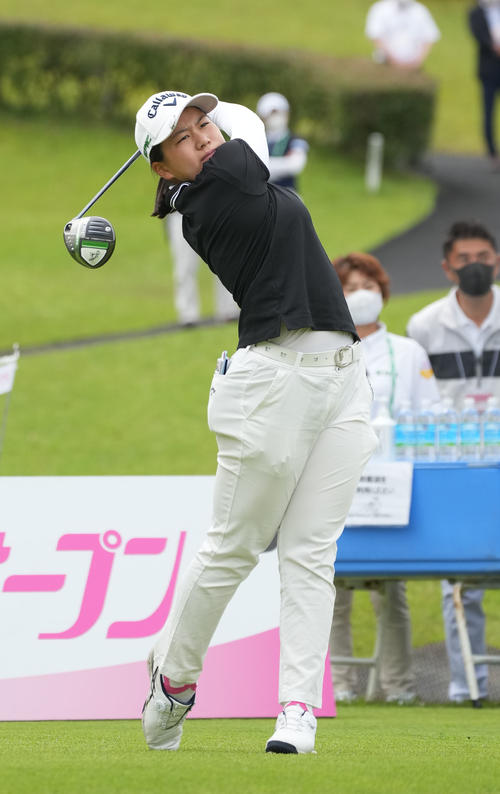 1番、ティーショットを放つ梶谷（撮影・森本幸一）