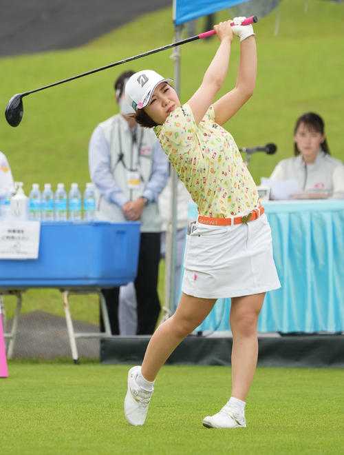 1番、ティーショットを放つ古江（撮影・森本幸一）
