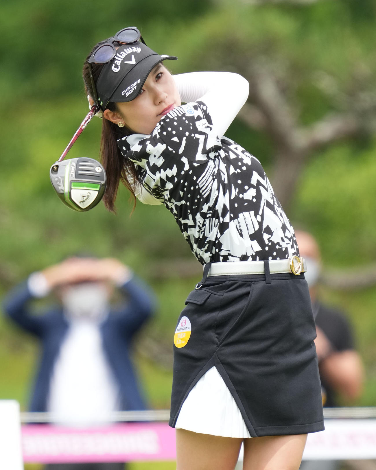 10番、ティーショットを放つ西村優菜（撮影・森本幸一）