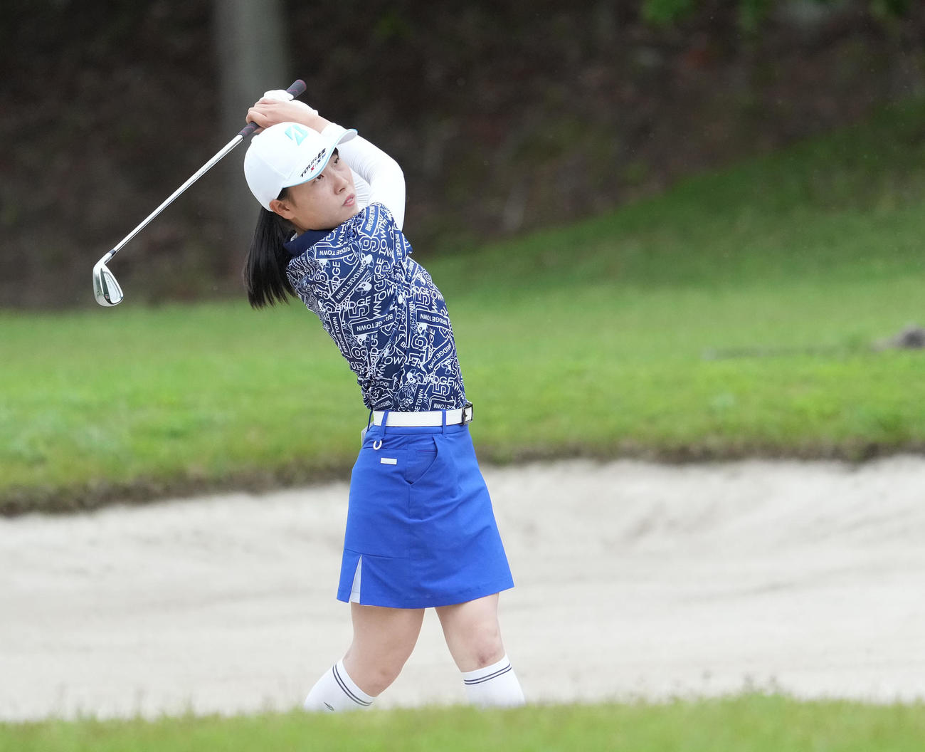 9番、第2打を放つ横山珠々奈（撮影・森本幸一）