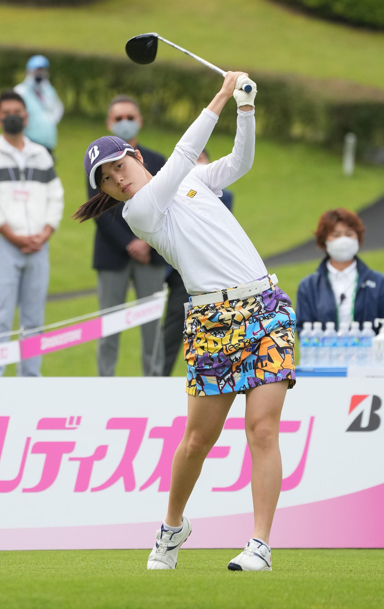 1番、ティーショットを放つ森（撮影・森本幸一）