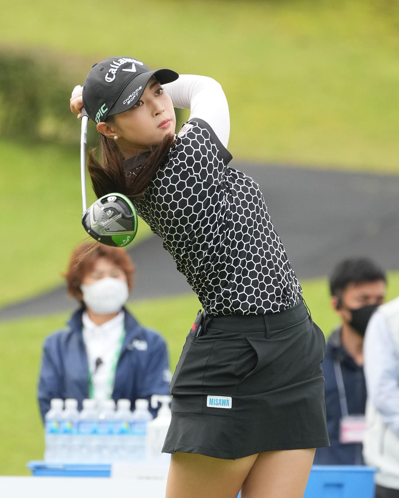 1番、ティーショットを放つ柏原（撮影・森本幸一）