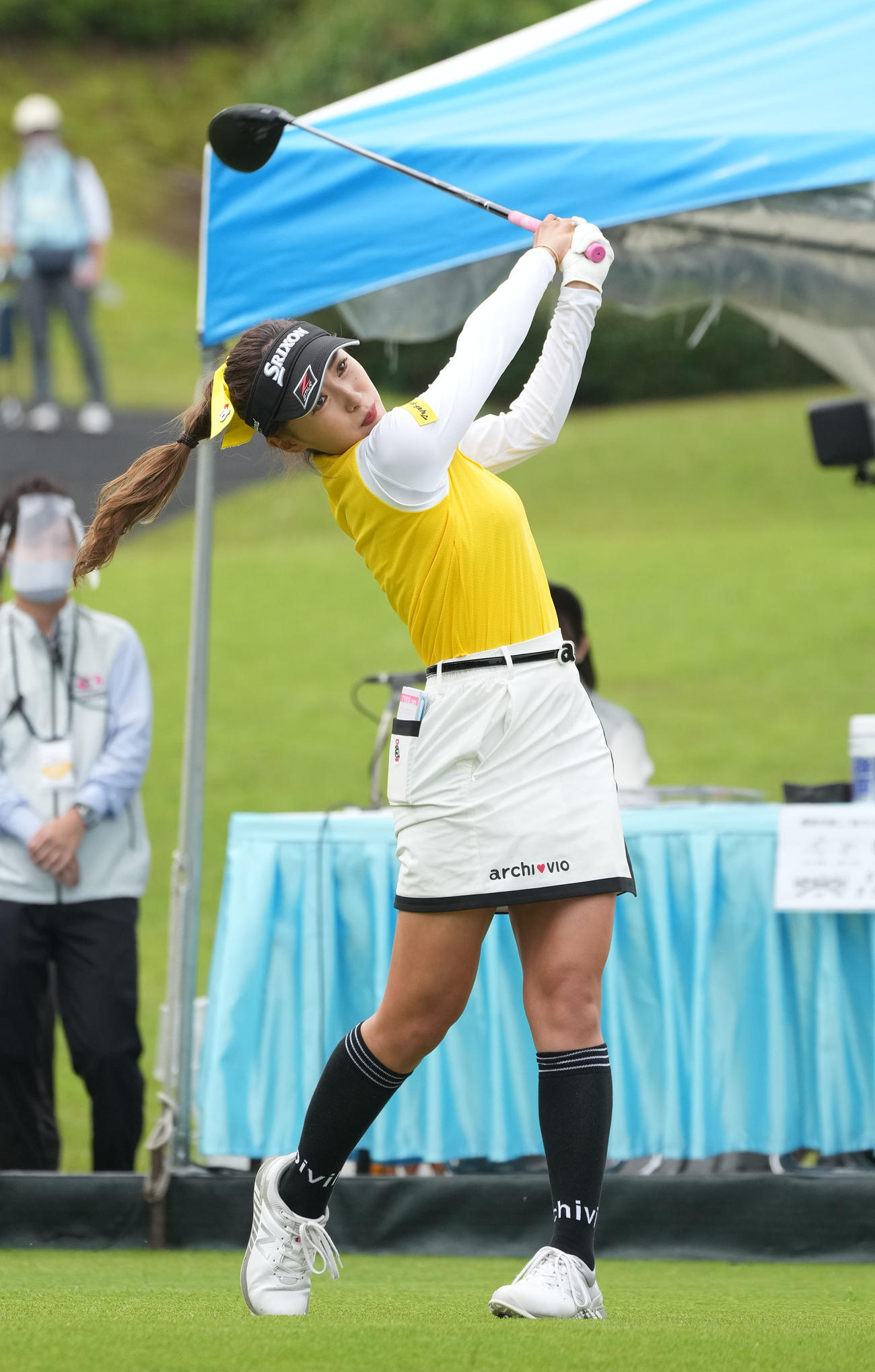 1番、ティーショットを放つ臼井（撮影・森本幸一）