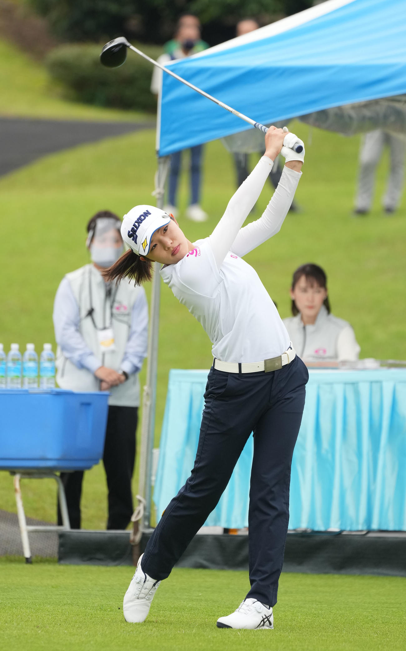 1番、ティーショットを放つ青井（撮影・森本幸一）