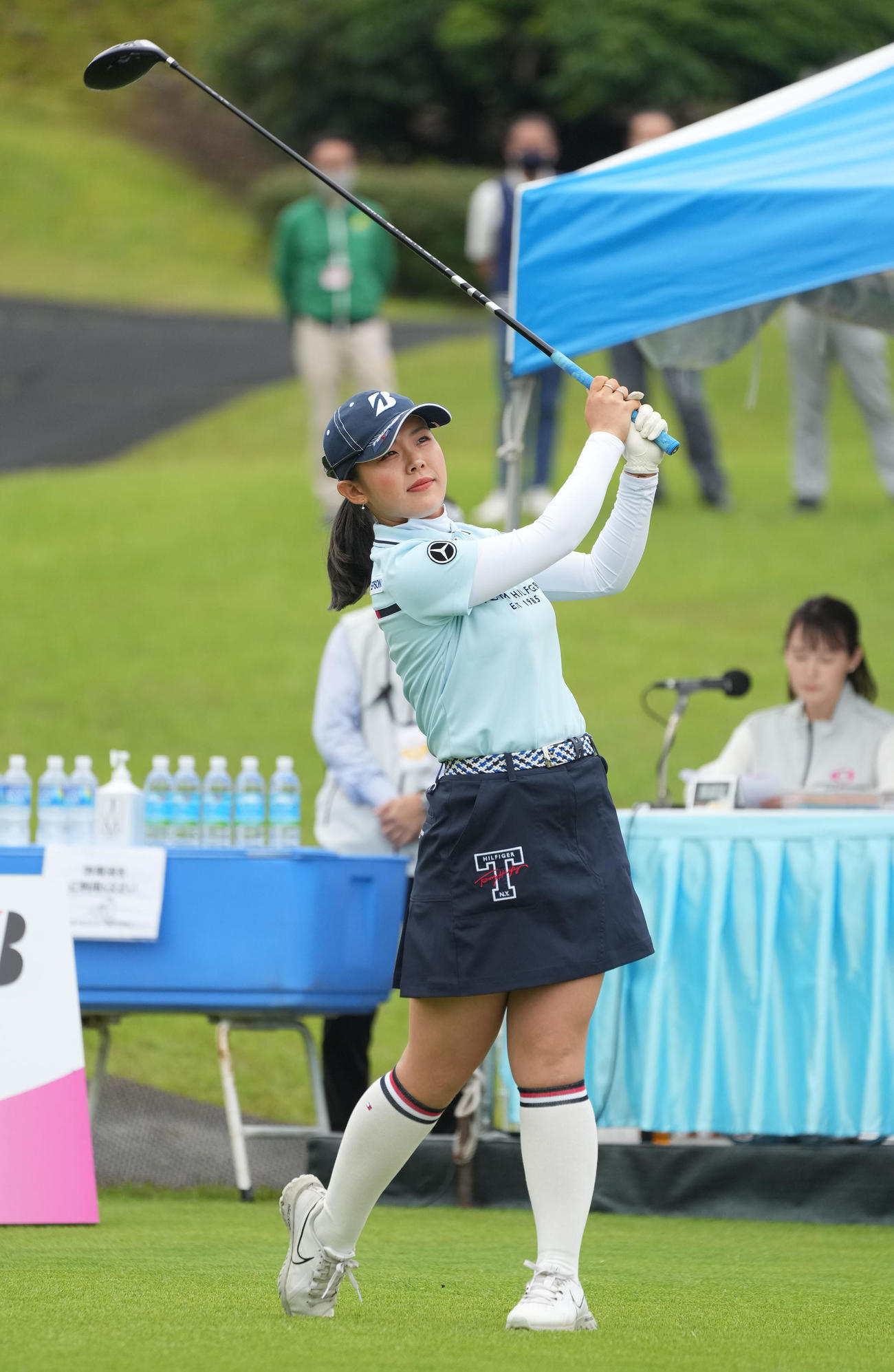 1番、ティーショットを放つ吉田（撮影・森本幸一）