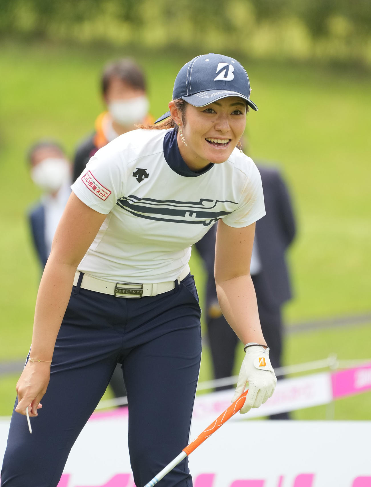 1番、ティーショットを放ち打球のゆくへを見つめる渡辺（撮影・森本幸一）