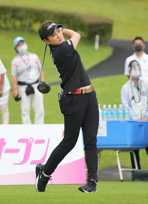 1番、ティーショットを放つ成田（撮影・森本幸一）