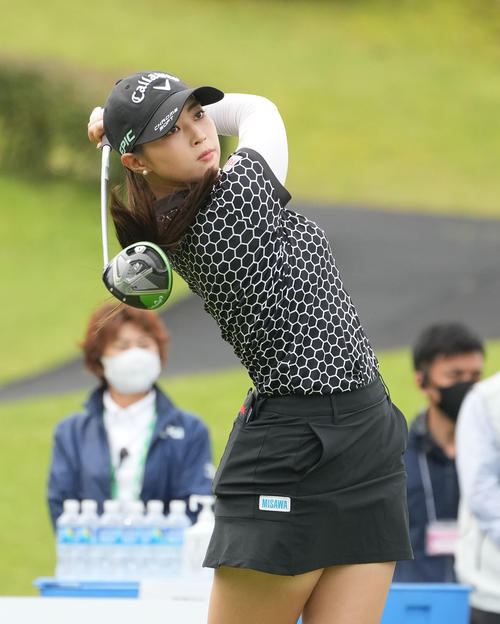 1番、ティーショットを放つ柏原（撮影・森本幸一）