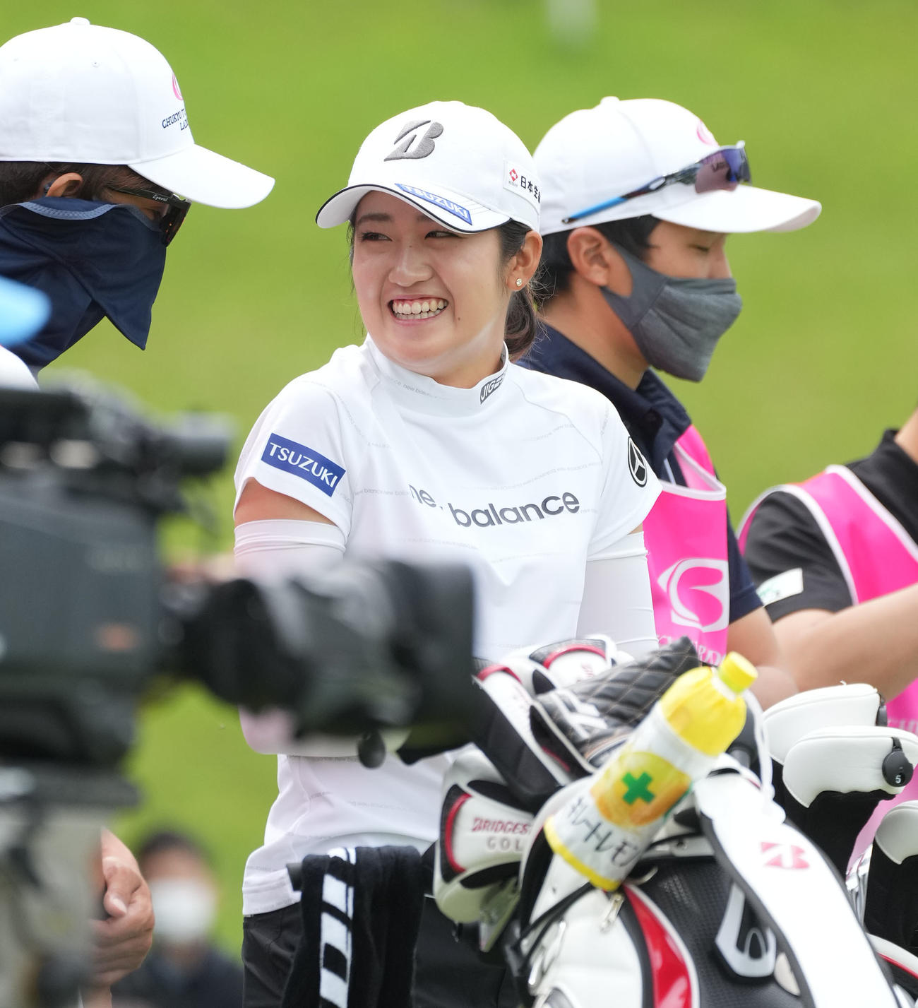 1番、談笑する稲見萌寧（撮影・森本幸一）